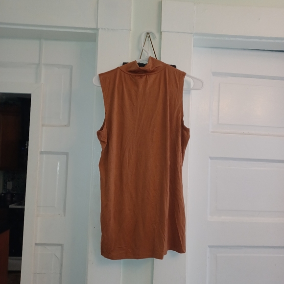 NWOT Sleevless Top - Picture 3 of 3